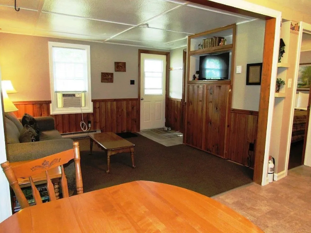 CARLETON INN & COTTAGES