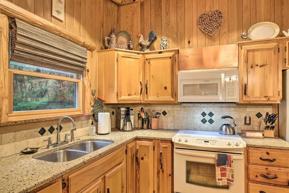 Fletcher Cabin: Wraparound Deck & Pond Access