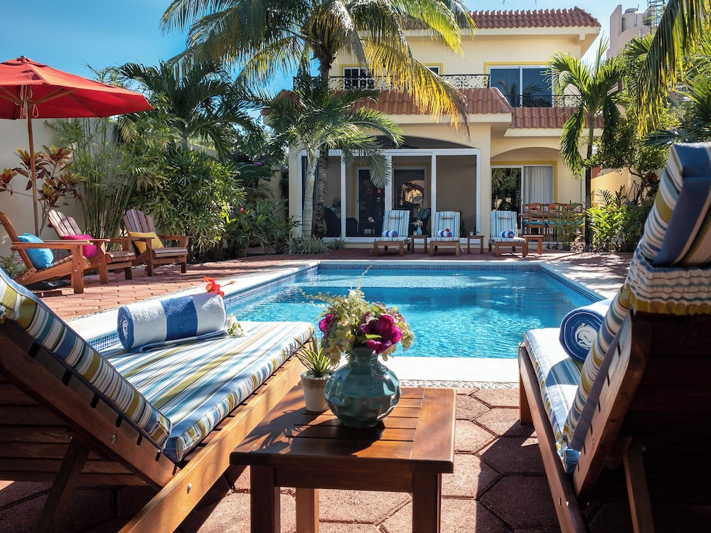 Casa Zarah - Hacienda Family Home - Pool and 2-Block to Beach