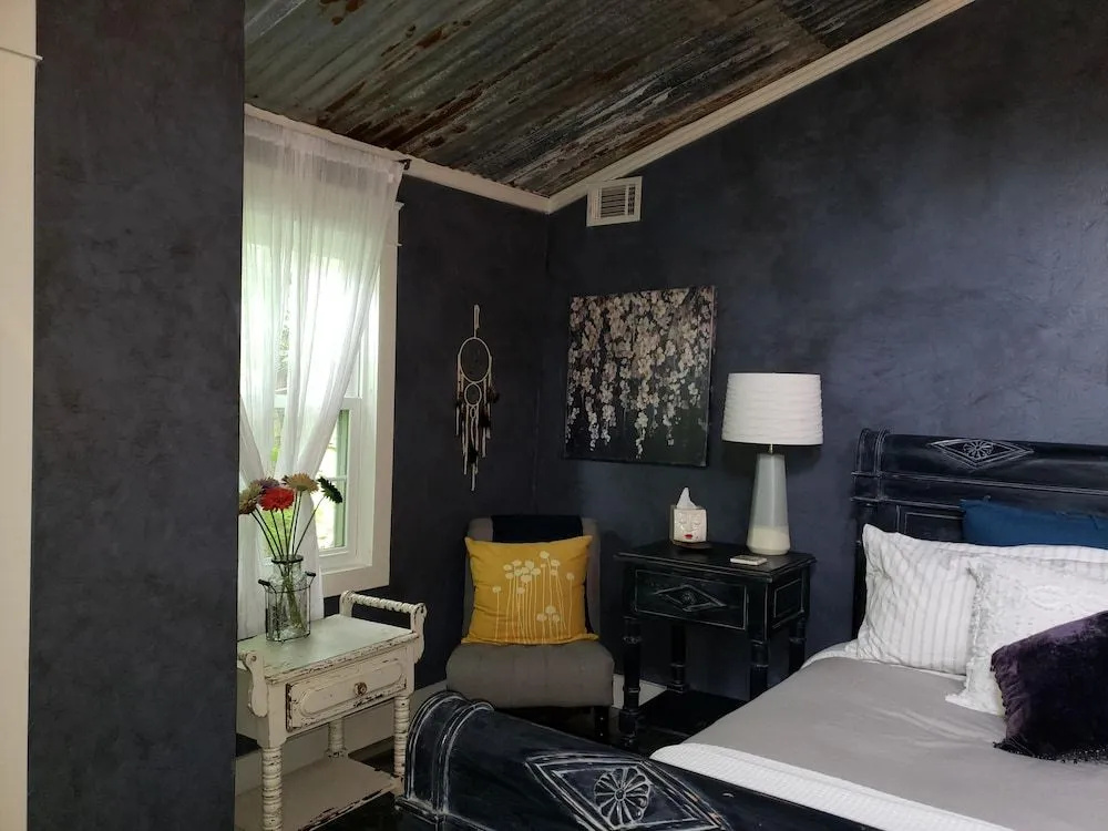 Cedar Oaks Inn LLC