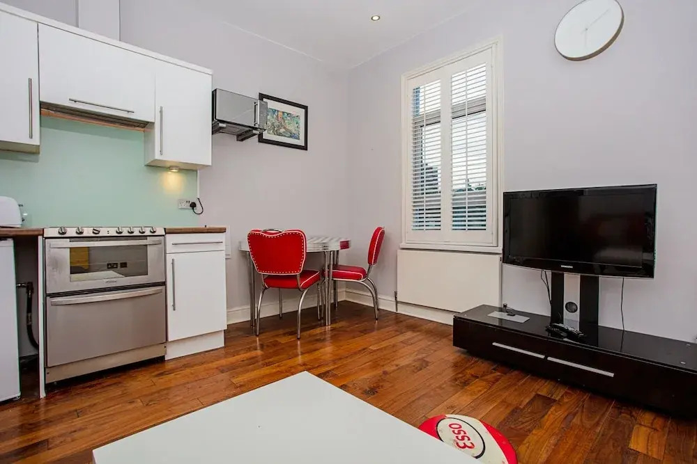 1 Bedroom Apartment in Heart of Shepherd's Bush Accommodates 4