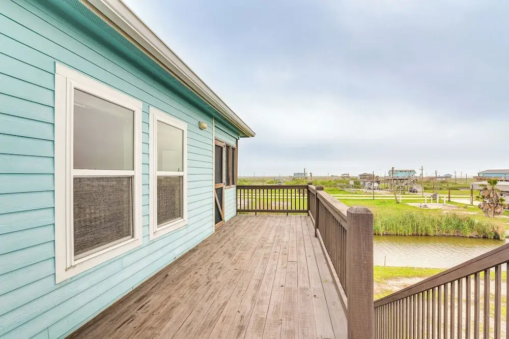 Canal-front Coastal Getaway in Gilchrist w/ Deck