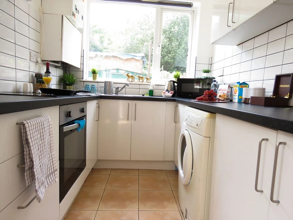 Tudors eSuites Coventry Townhouse Private Garden Free Parking
