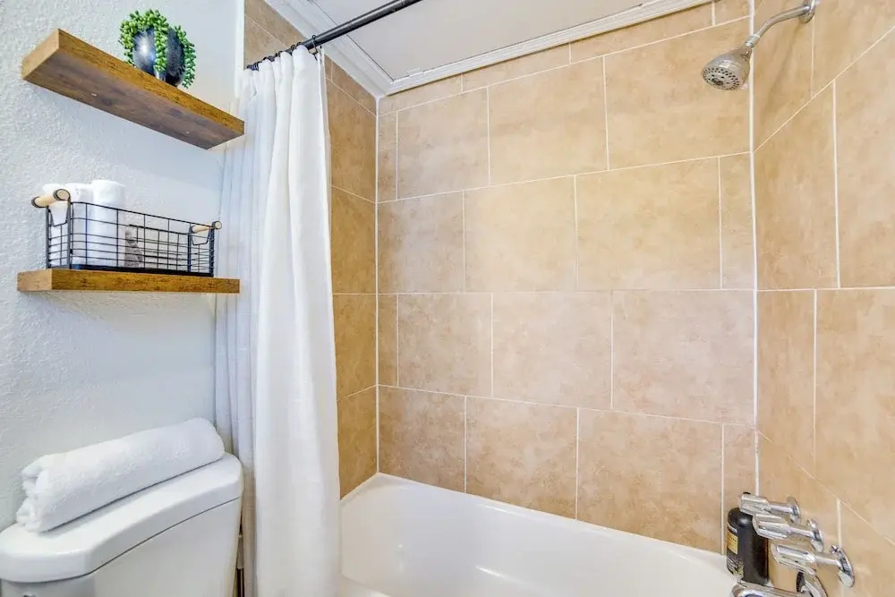 3 Mi to Downtown Dallas: Sleek Condo w/ Patio