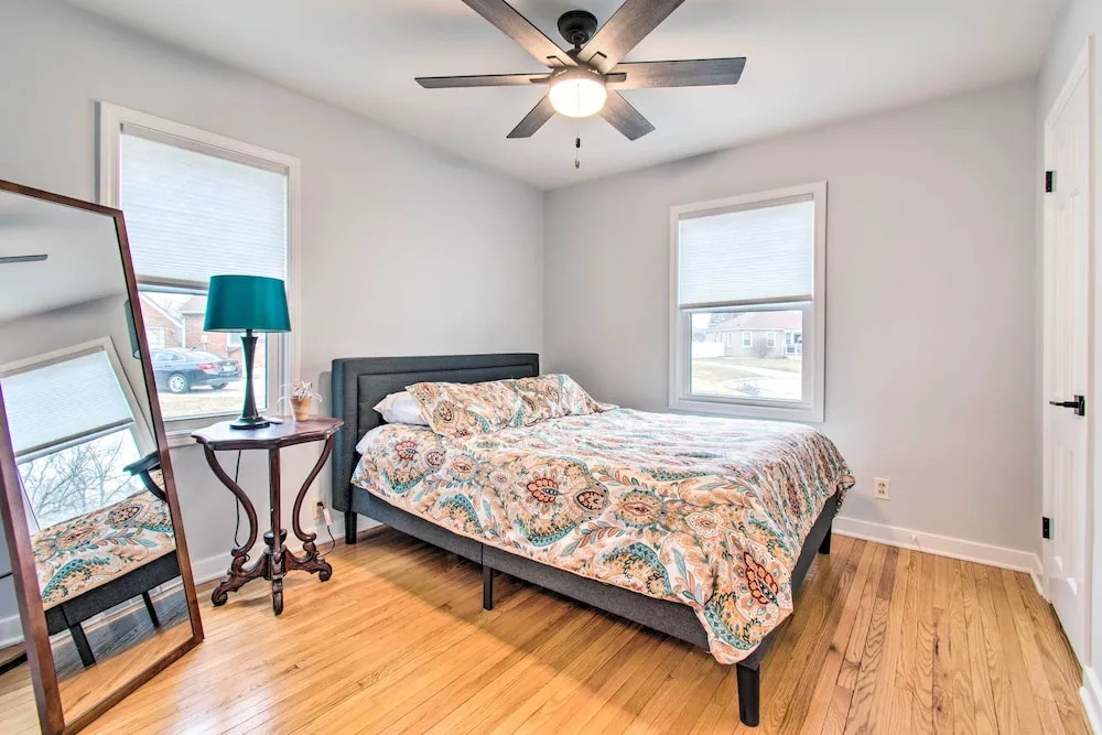 Pet-Friendly Uptown Normal Home Steps to ISU