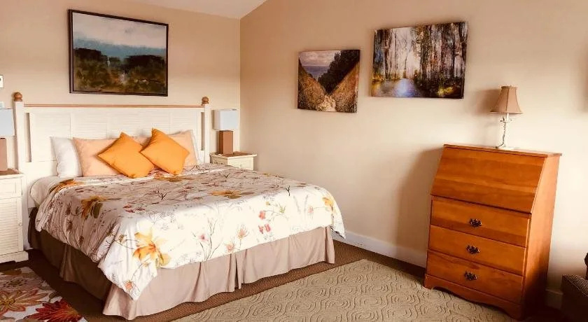 The Water's Edge Inn & Gallery