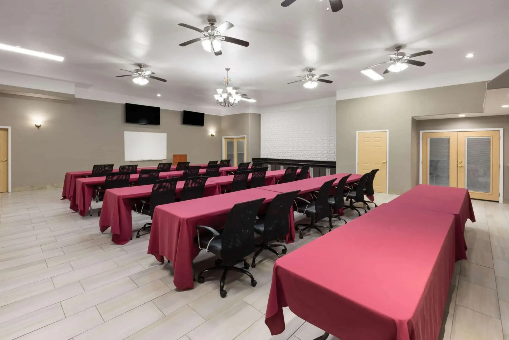 La Quinta by Wyndham Deer Park