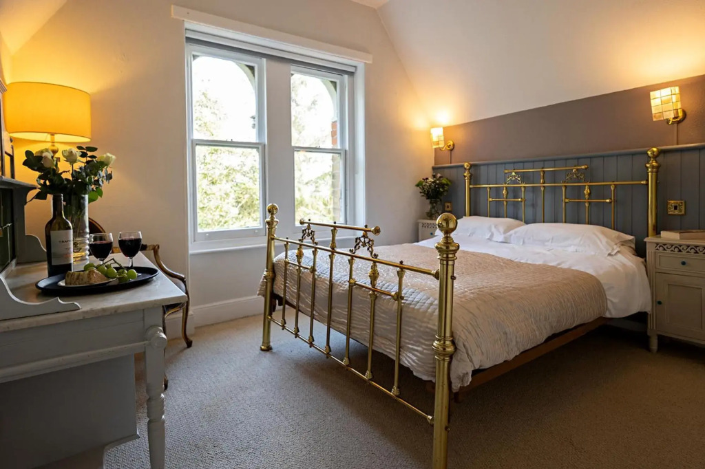 The Elmfield, 8 Bed Villa with heated indoor Swimming Pool and Cocktail Bar