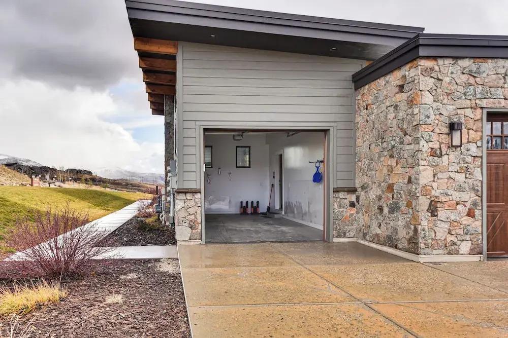 Luxe Eden Gem w/ Hot Tub: 6 Mi to Powder Mountain!