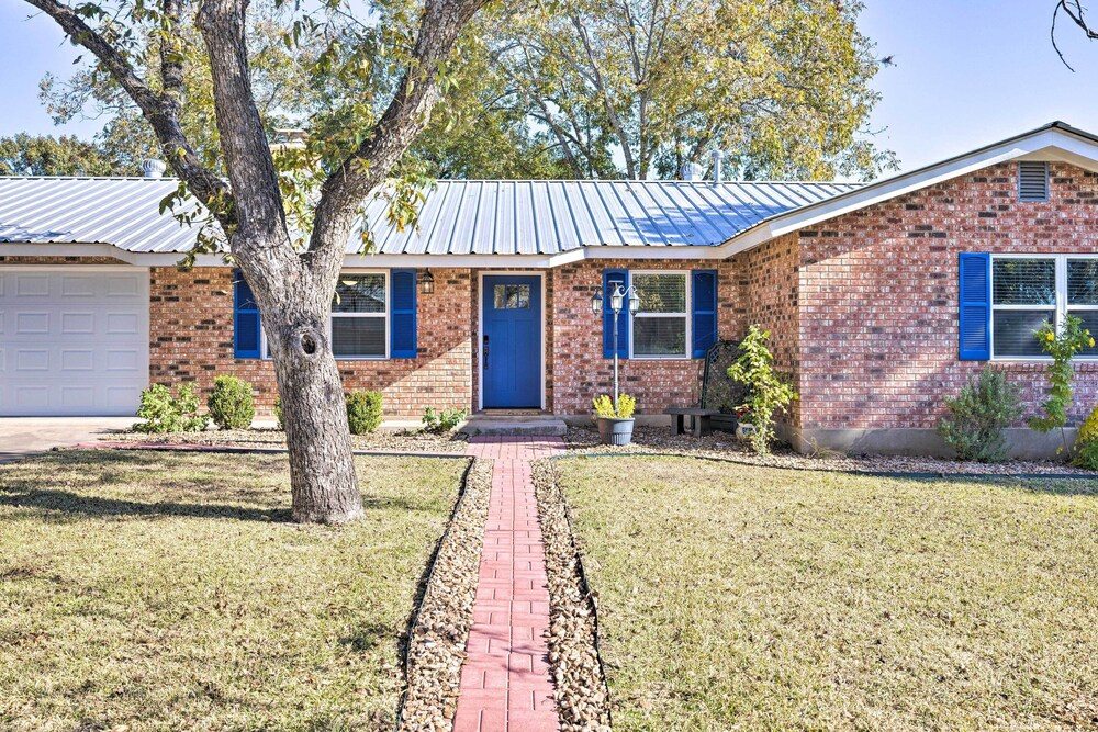 Updated 'blue Door Haus' ~ 1 Mi to Main St!
