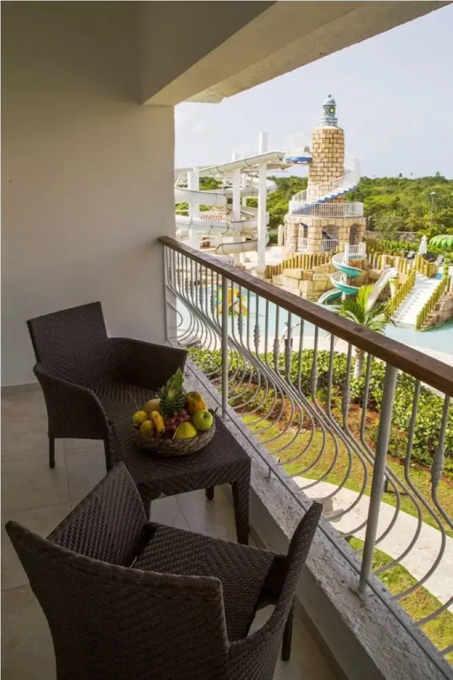 Pool view apartment ideal families 02