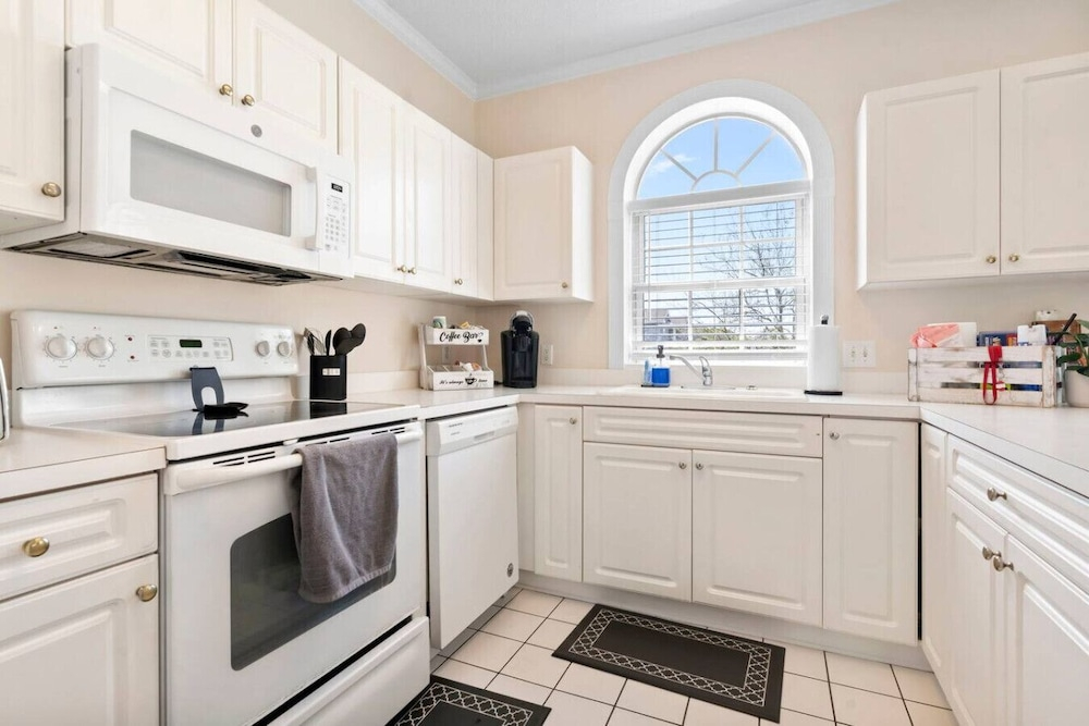 Travel the World Pet-friendly Global-themed Condo w/ Natural Light