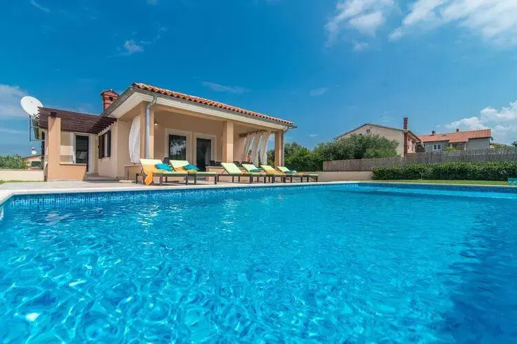 Modern villa at 2km from the sea, with private pool