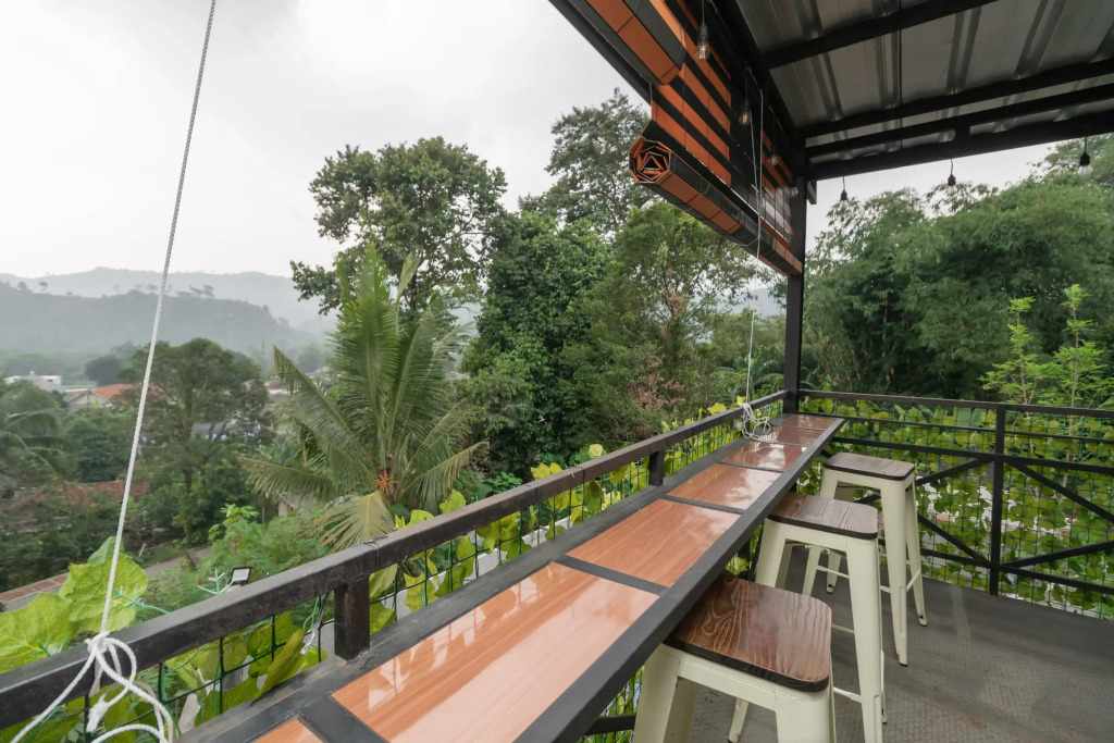 RedDoorz Plus near Jungeland Sentul