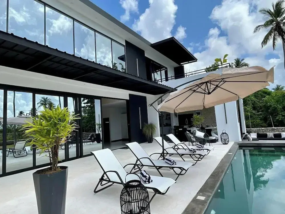 Casa Black and White. Vista al Mar
