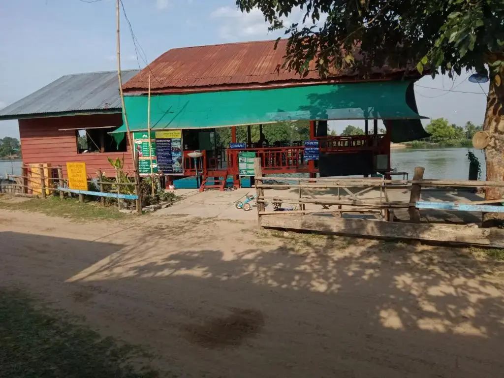 Mr. Phaos Riverview Guesthouse & Restaurant