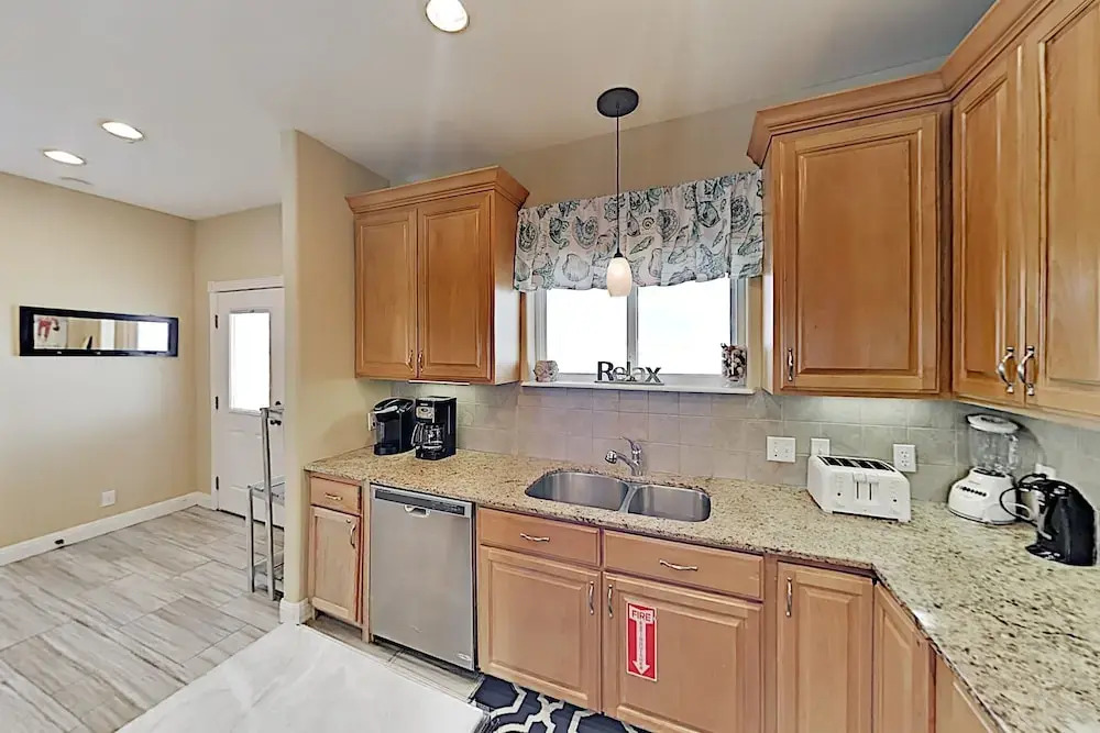 Modern Beach W/ Gourmet Kitchen & 2 Pools 3 Bedroom Home