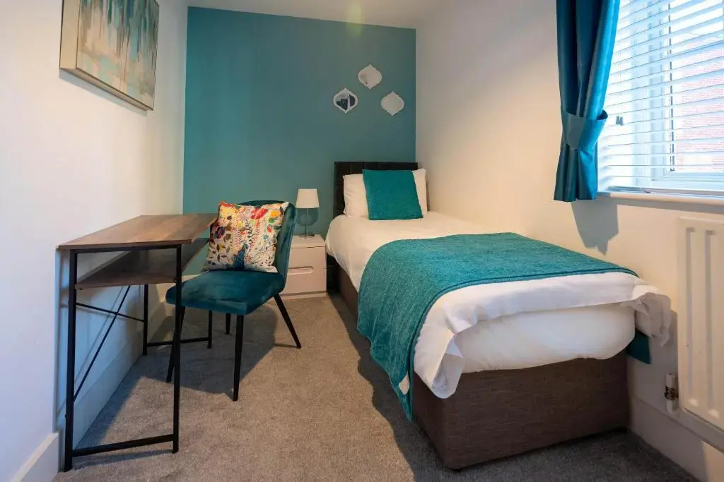 The Chaucer - Modern 3 Bed Home with parking close to city centre