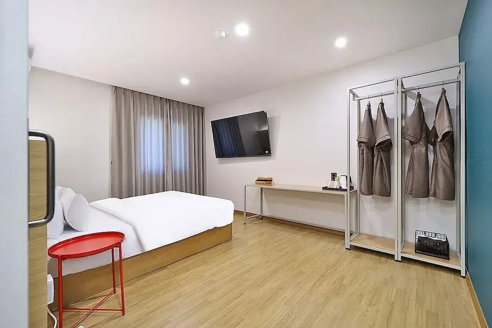 Calmrest Hotel
