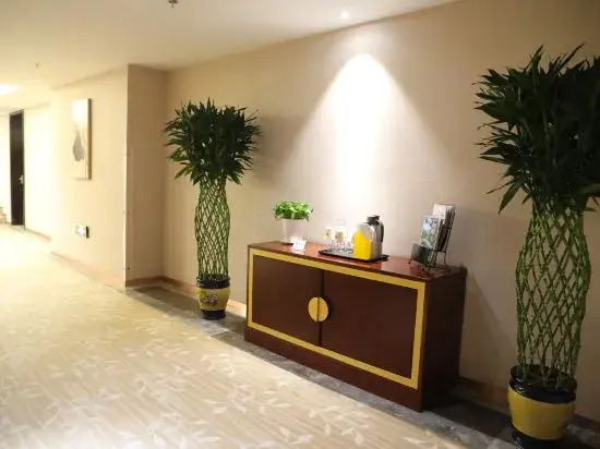 Asia Europe Hotel (Lan Da Er Yuan Branch, Xiguan Metro Station)