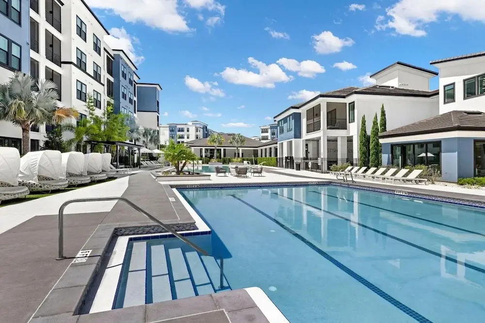 Landing Incredible 2BD Clubhouse Pool