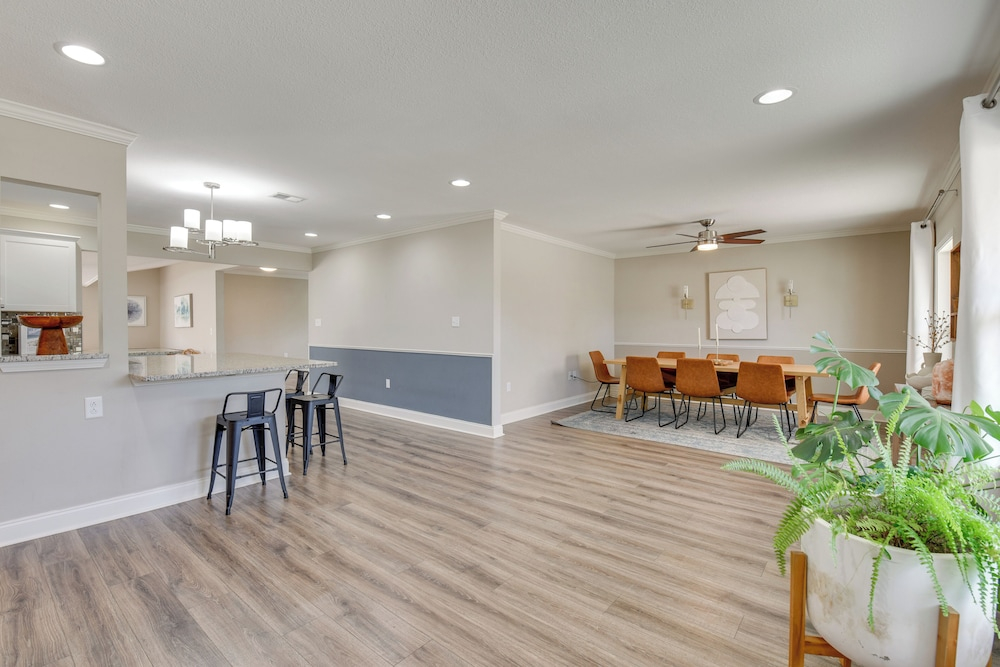Spacious Fort Walton Beach Home ~ 2 Mi to Beach!