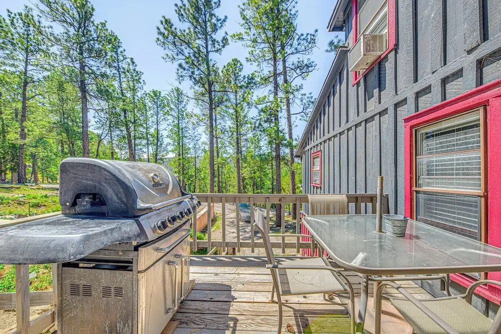 Walk to Downtown Ruidoso: Cozy Wooded Retreat