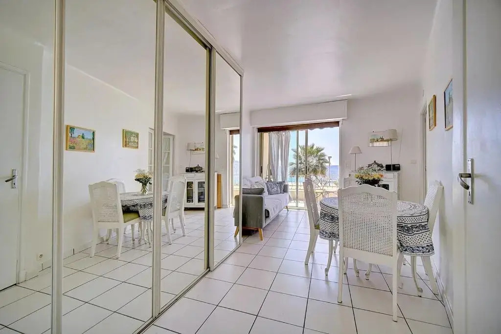CHARMANT 2 PIECES AVEC TERRASSE VUE MER l! A1B120