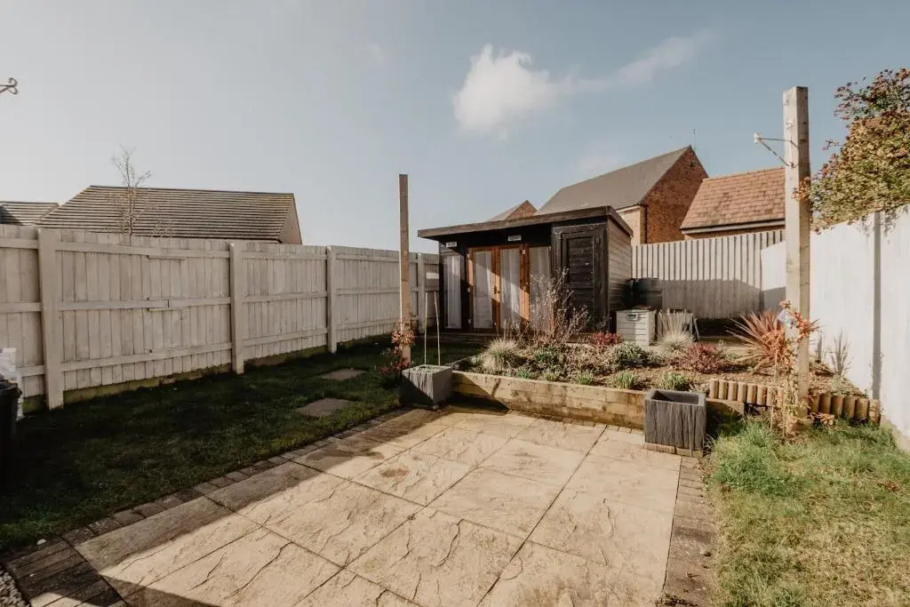 Coyle House, 3 bed,Corby, super kings or twins, driveway, free wi-fi, corporates welcome
