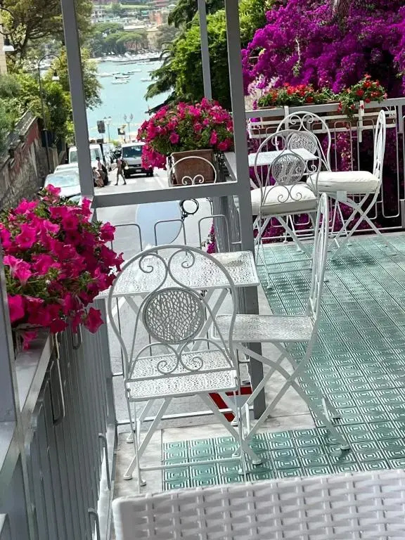 WELCOME RIVIERA -TORRE DAVORIO APPARTAMENTO 126 mq piuterrazzo25 mq - totalmente rinnovato- 250m dal centro - parcheggio a pagamento 20 euro al giorno da prenotare in anticipo salvo dispo -parking at 20 euro per day to be booked in advance if available