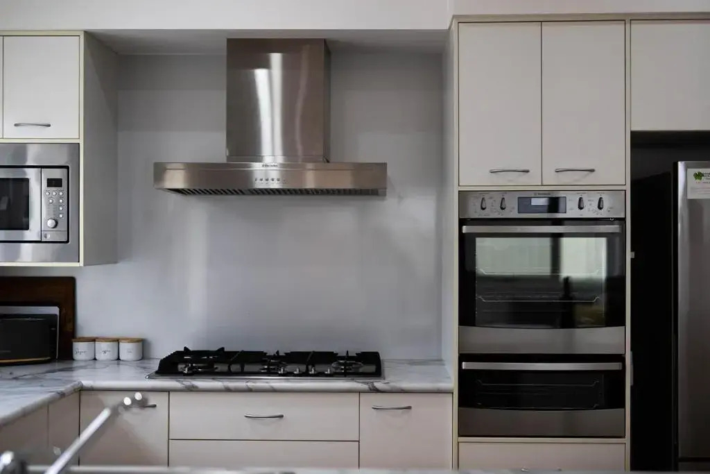 Leafy Lamrock Cosy 3 bedroom home Near CBD
