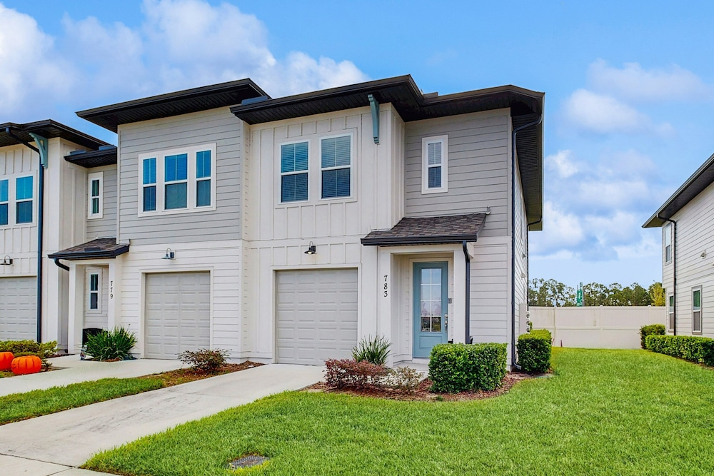 Stylish Vacation Home With Open Layout, Sunny Patio & Near Attractions