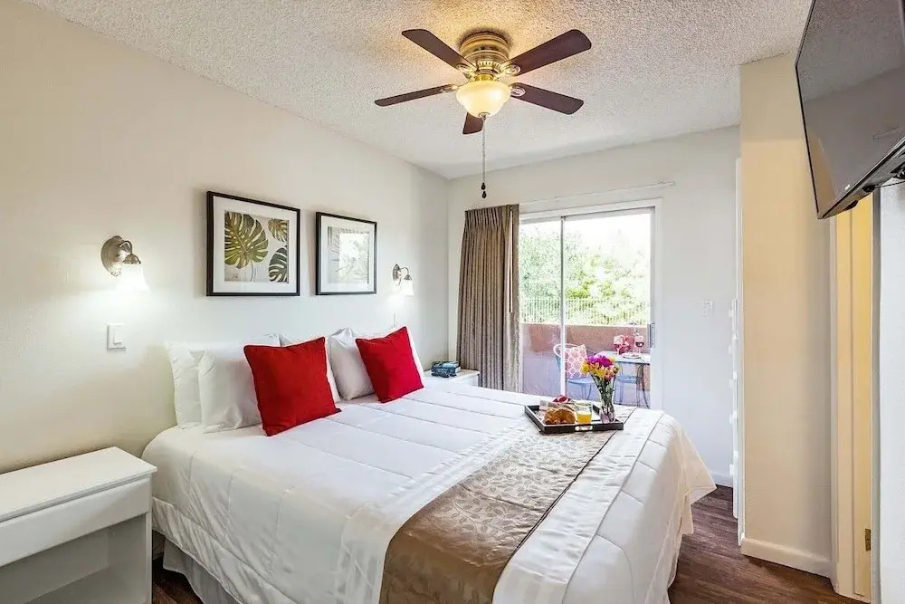 140 Fully Furnished Condo with WiFi by RedAwning