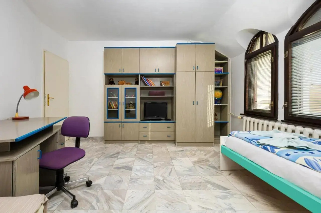 Spacious 2-Bedroom Maisonette in City Centre
