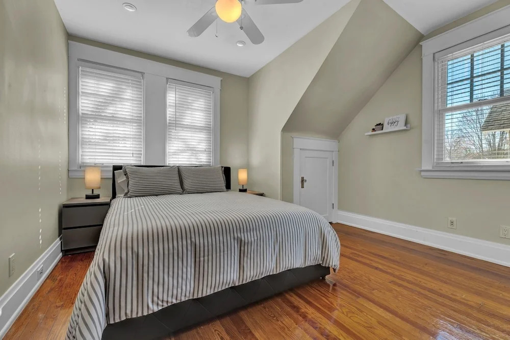 Oakley Square 3br Charmer - Total Walkability 3 Bedroom Home by RedAwning