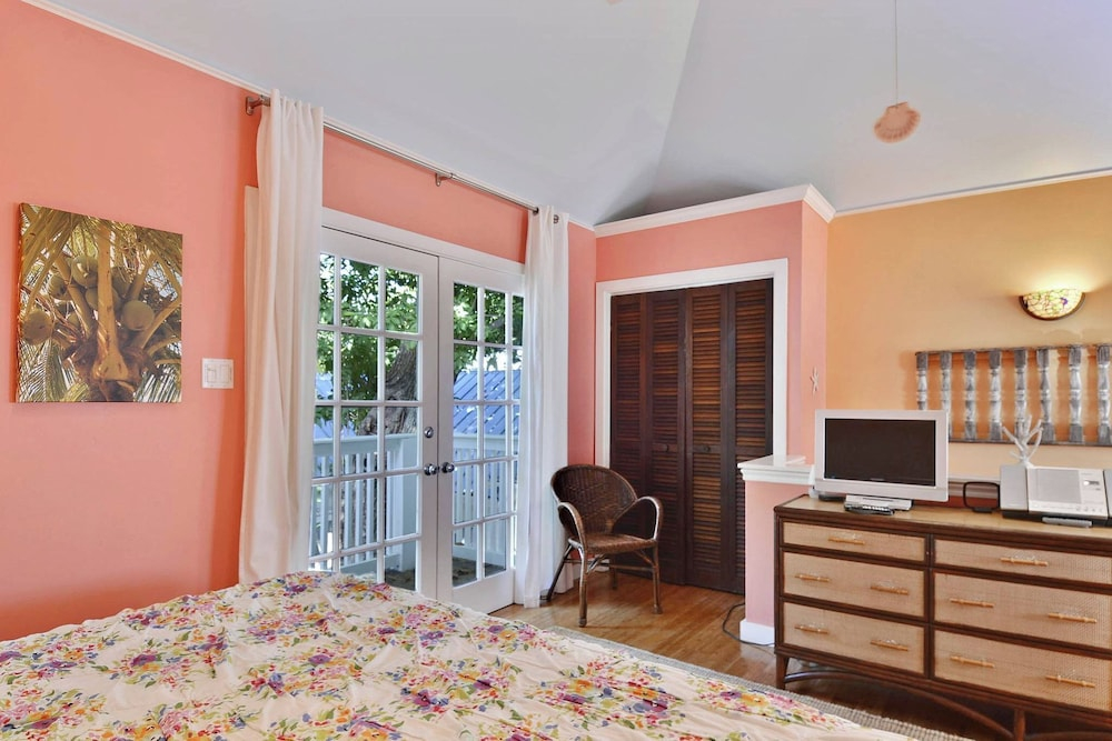 Tranquility by Avantstay Close to Duval St w/ BBQ & Shared Pool