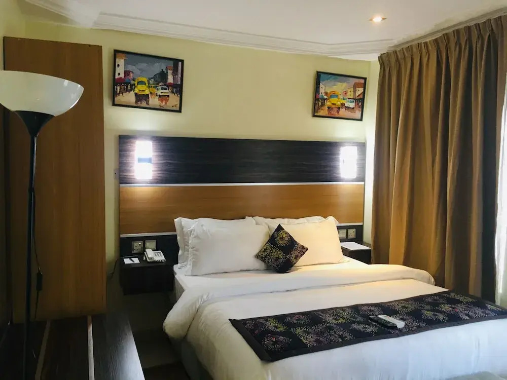 StoneSide Hotel And Apartments