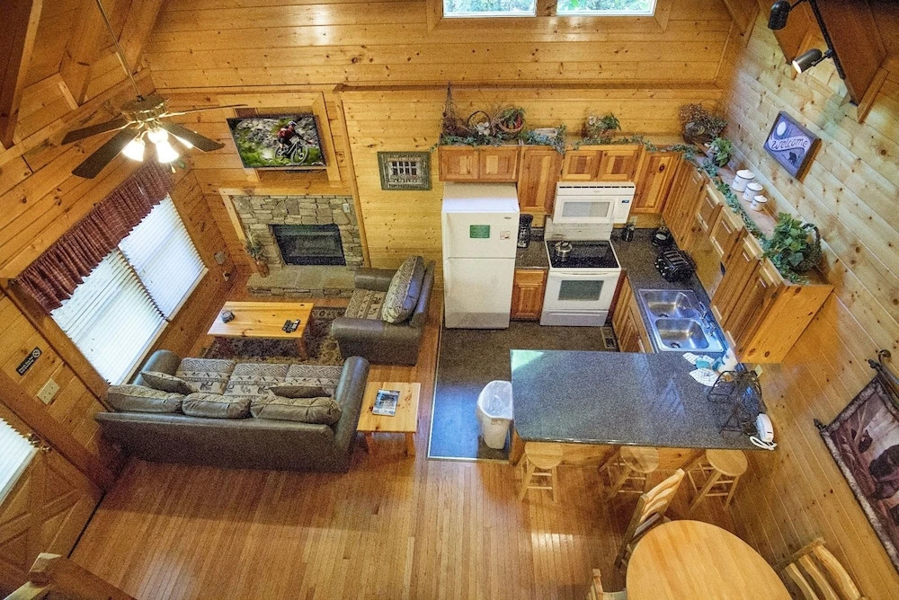 ER228 - Locker's Lodge Great Location - Close To Town! 1 Bedroom Cabin by RedAwning