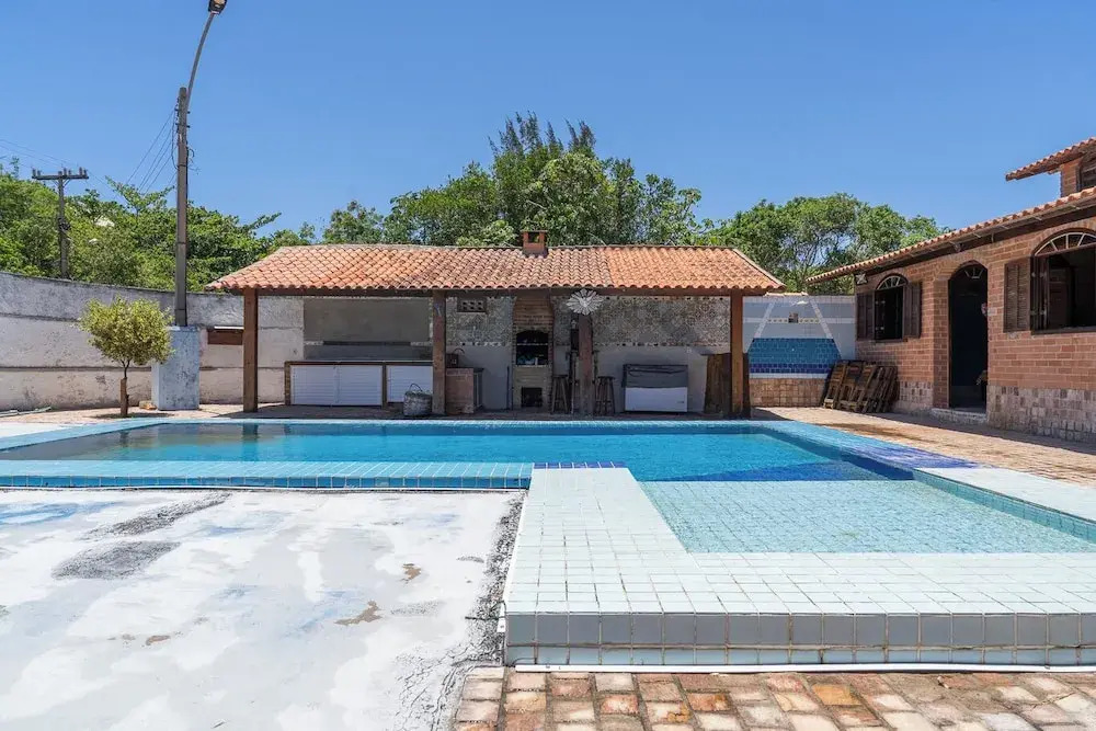 Casa com Piscina Churrasqueira e Garagem