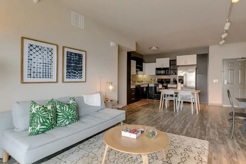 Walk to Beach 2-bdrm w/ Pool, Gym, Rooftop Lounge