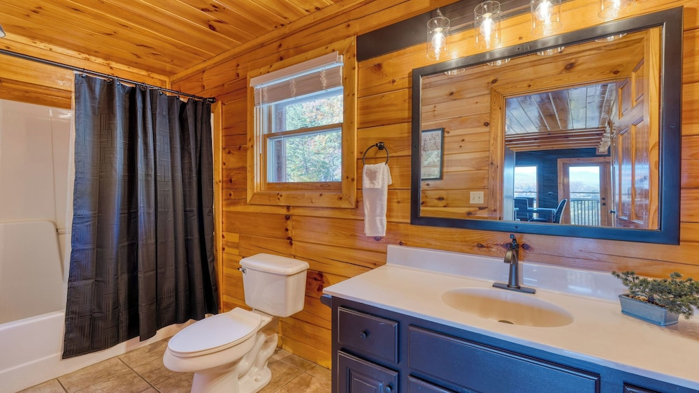 Game Room, Hot Tub & 3 Decks w/ Smoky Mountain Views Raccon Ridge by Avantstay