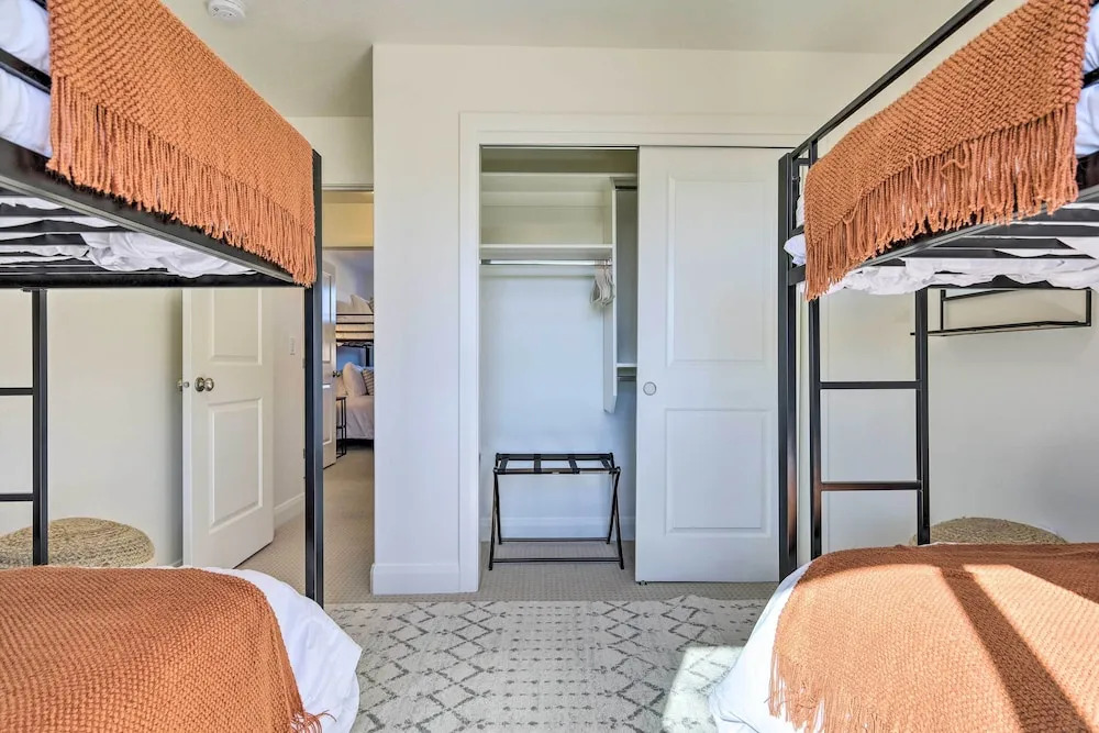 Hike, Golf, Unwind Poolside! Washington Home