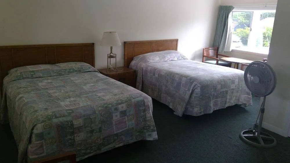 VILLAGE GREEN MOTEL