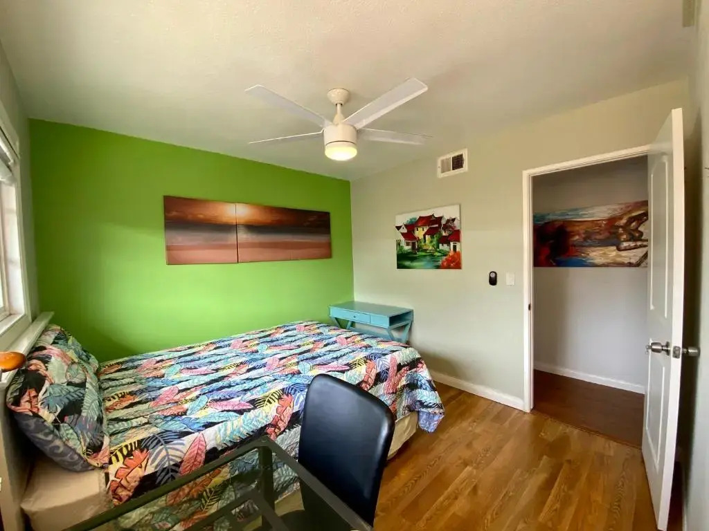 Costa Mesa Homestay - Private Rooms with 2 Shared Baths and Hosts Onsite