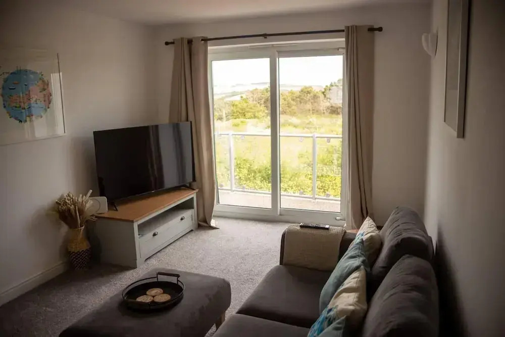 Spacious 3 Bed House - Sleeps 6 - Parking - Wifi