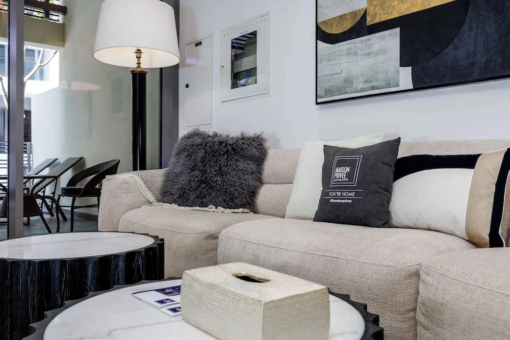 Maison Privee - Exquisite Duplex with Private Patio & Loft Living