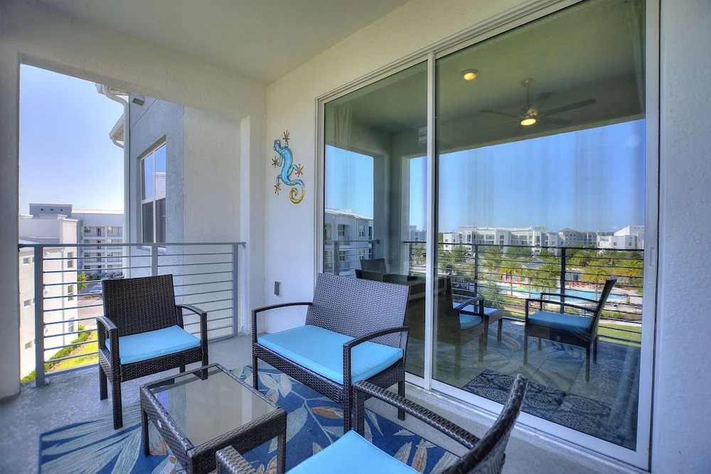 2bd Top Floor Condo Overlooking Pool by Shine Villas