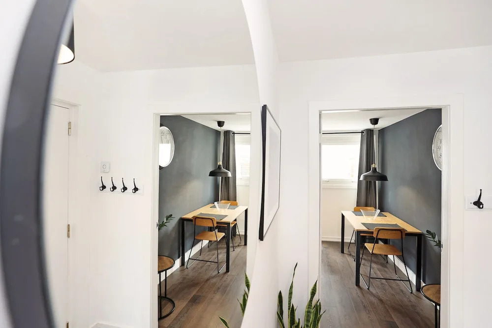 JOIVY Contemporary Royal Mile Apartment W/Balcony