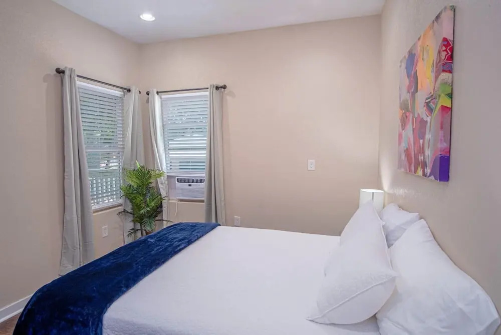Fabulous Newly Renovated 1br/1ba Near Downtown