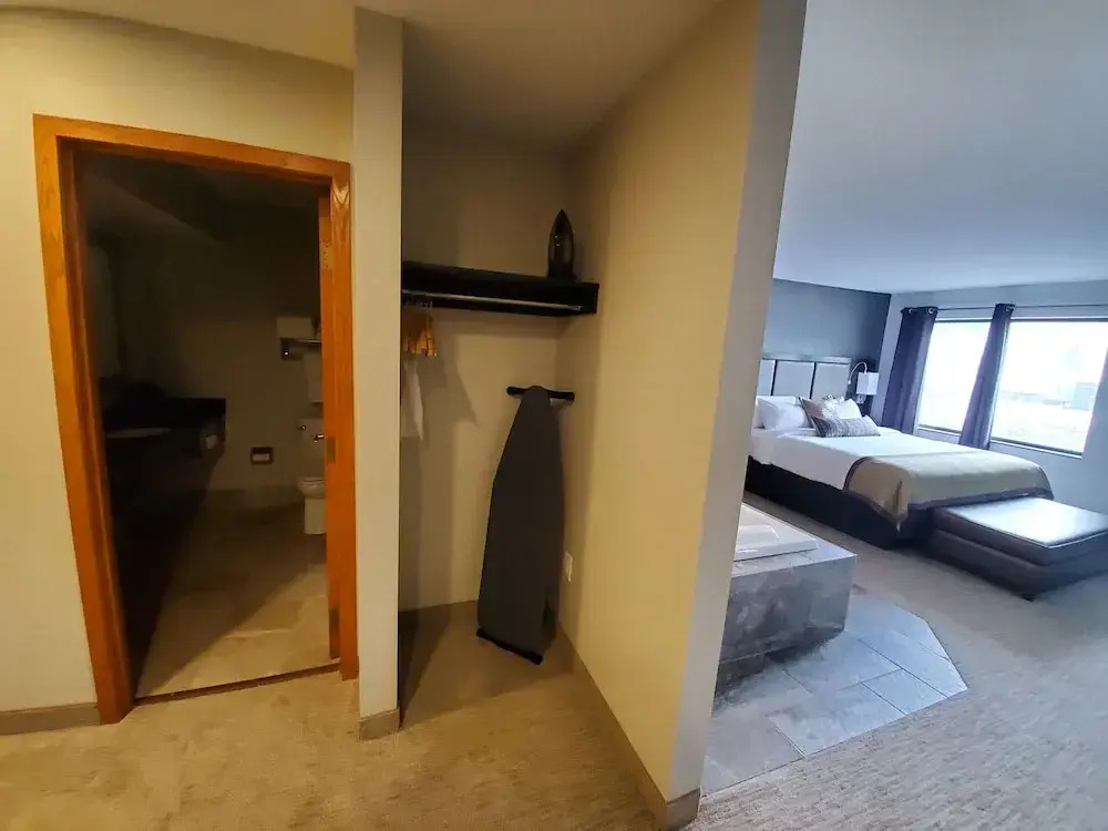 Express Suites Riverport Inn & Suites